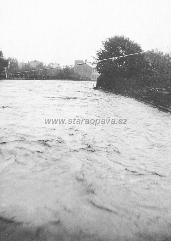 1940 (1).jpg - Povodně 1940, pohled z lávky u Bludičky, směrem k ratibořské ulicic.